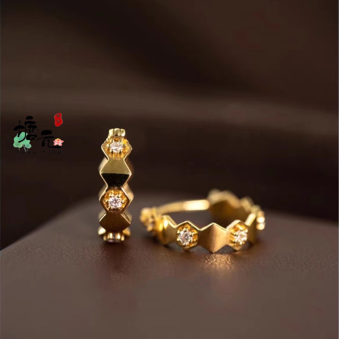 Gold Store Same Style Sand Gold Emblem Inlaid Rhombus Earrings New Gold-Plated Honeycomb Earrings Geometric Women's Personalized Earrings