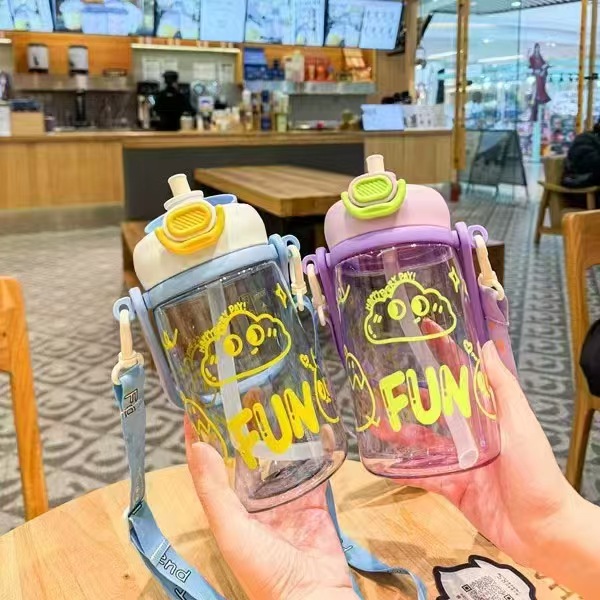 Shanghexin taza de agua de plástico para niños 800ml taza de paja de gran capacidad taza de plástico portátil de dibujos animados de celebridades netas taza de estudiante