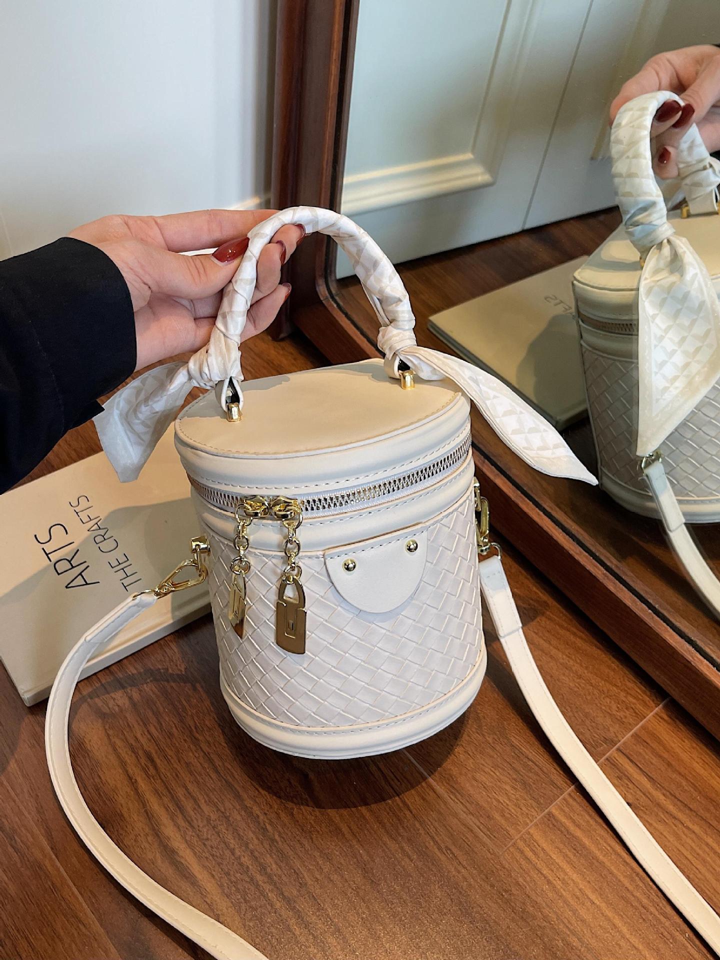 Bolso de cubo de mano para mujer 2025 nuevo bolso de hombro de todo fósforo de nicho tejido popular transfronterizo bolso de mensajero simple de moda