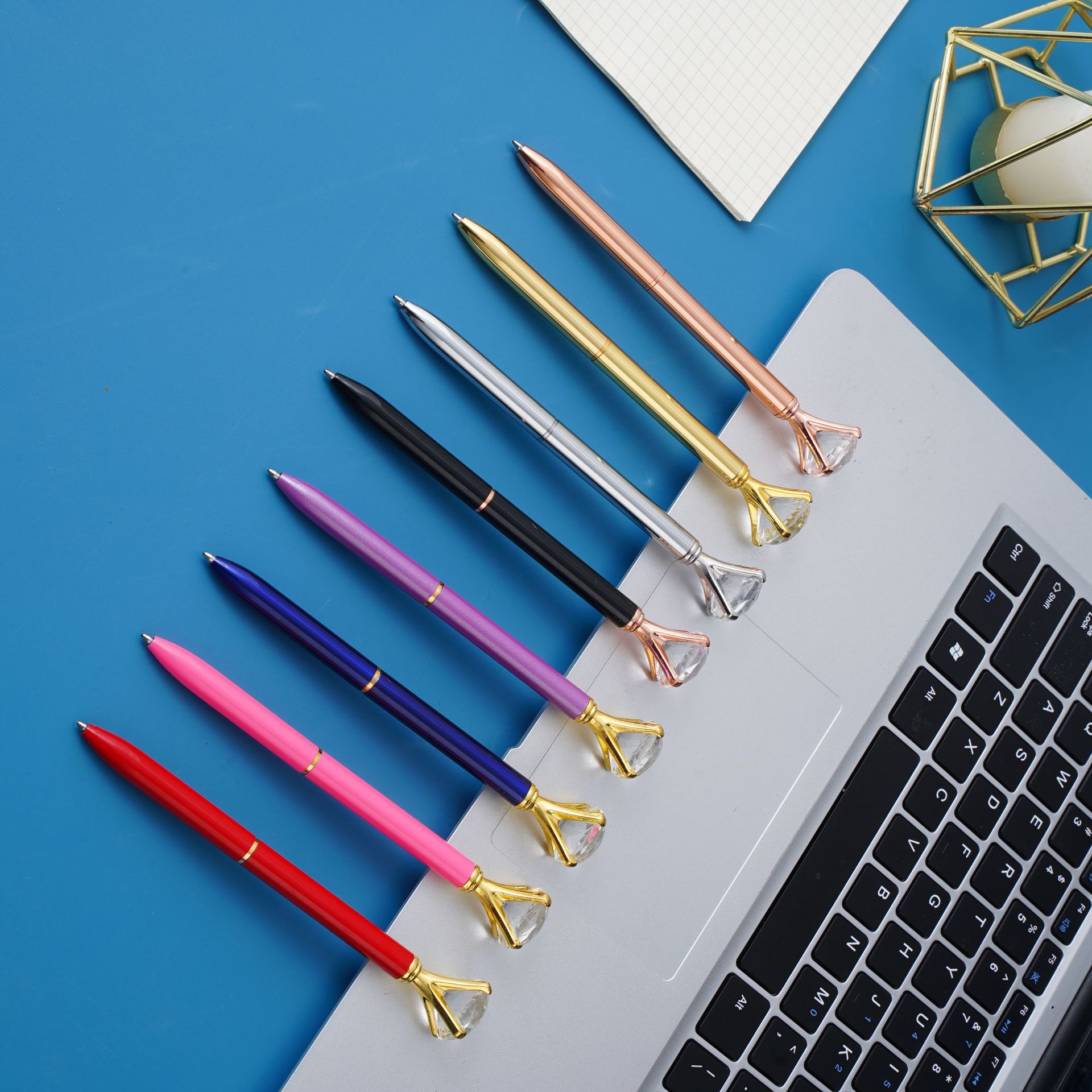 Fábrica al por mayor multicolor en stock bolígrafo de diamantes ins estilo Oficina pluma de metal Logotipo de impresión