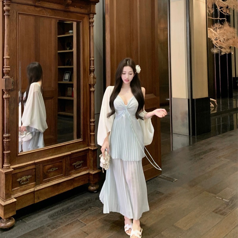 假两件浅色挂脖吊带连衣裙女夏季海边度假名媛绝美百褶大摆长裙子|undefined