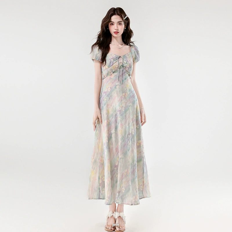 Фактический снимок нового летнего платья 2025 года: французское элегантное платье с V-образным вырезом, фиолетовое, романтичное, с цветочным принтом, длинное и стройнящее.