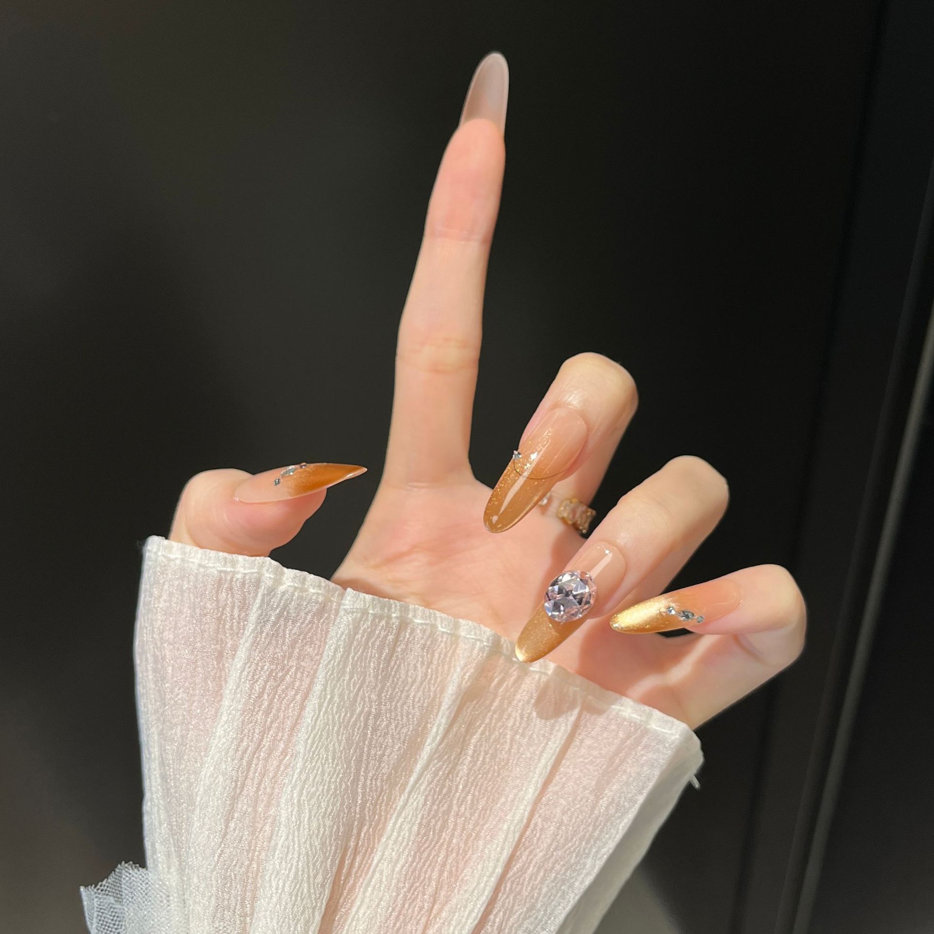 Meilad otoño y invierno medio largo alto sentido blanco ojo de gato manicure pieza de uñas desgaste fábrica de uñas hechas a mano al por mayor