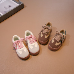 6-12歳の子供用道徳訓練靴2025春秋新作マジックテープスポーツシューズ女の子用軽量滑り止めカジュアルシューズ