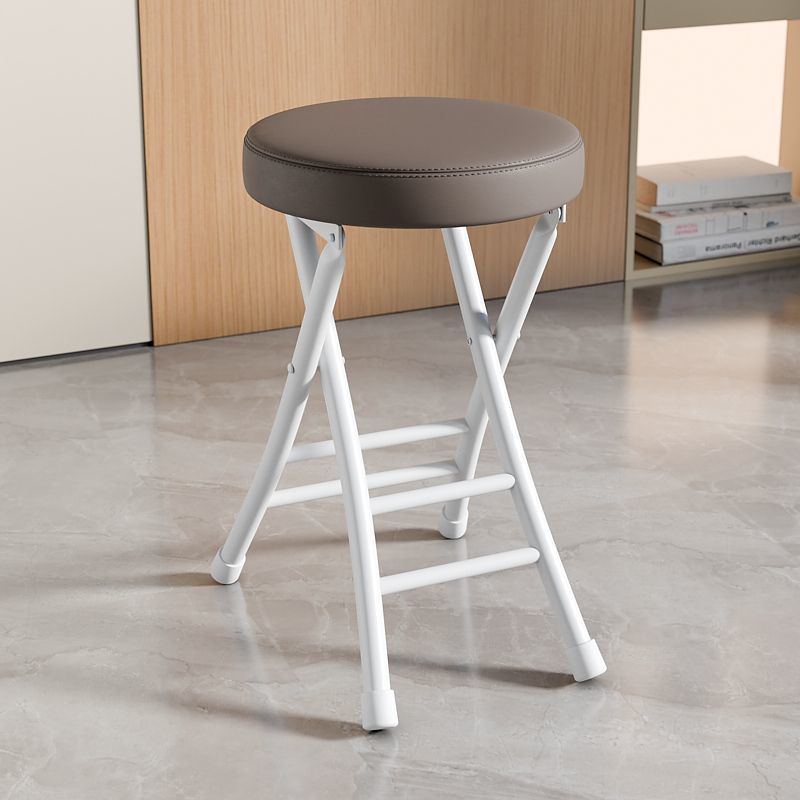[두꺼운쿠션] 화이트 프레임과 라이트그레이 표면의 접이식 스툴