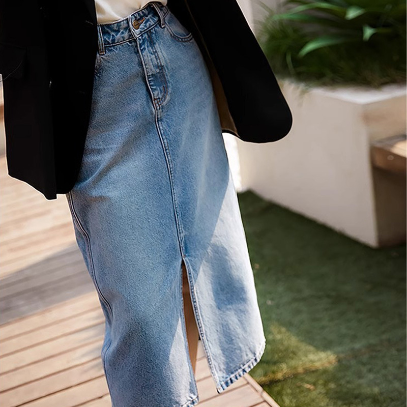 Classic fitted cotton autumn denim skirt