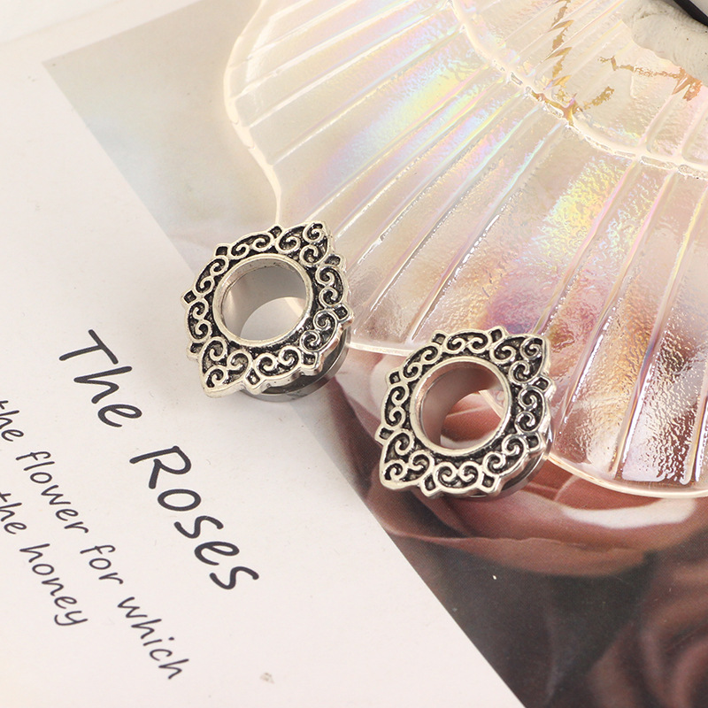 Pointed titanium steel lip stud product view