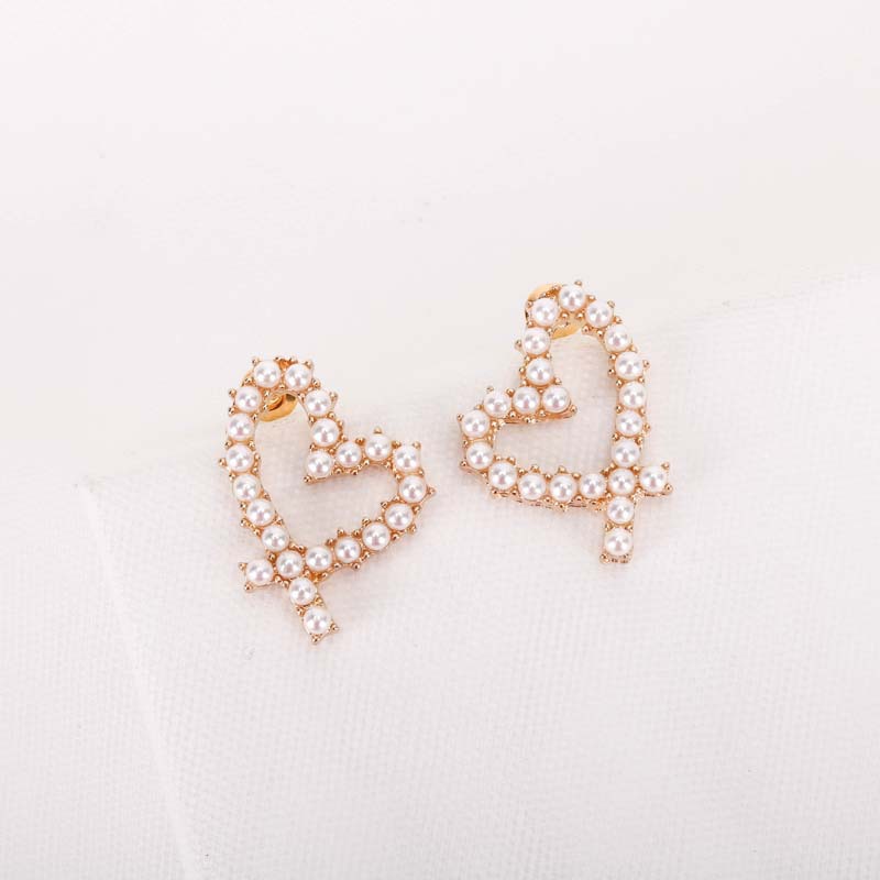 Korean Style Pearl Heart Shape Earrings display picture 1