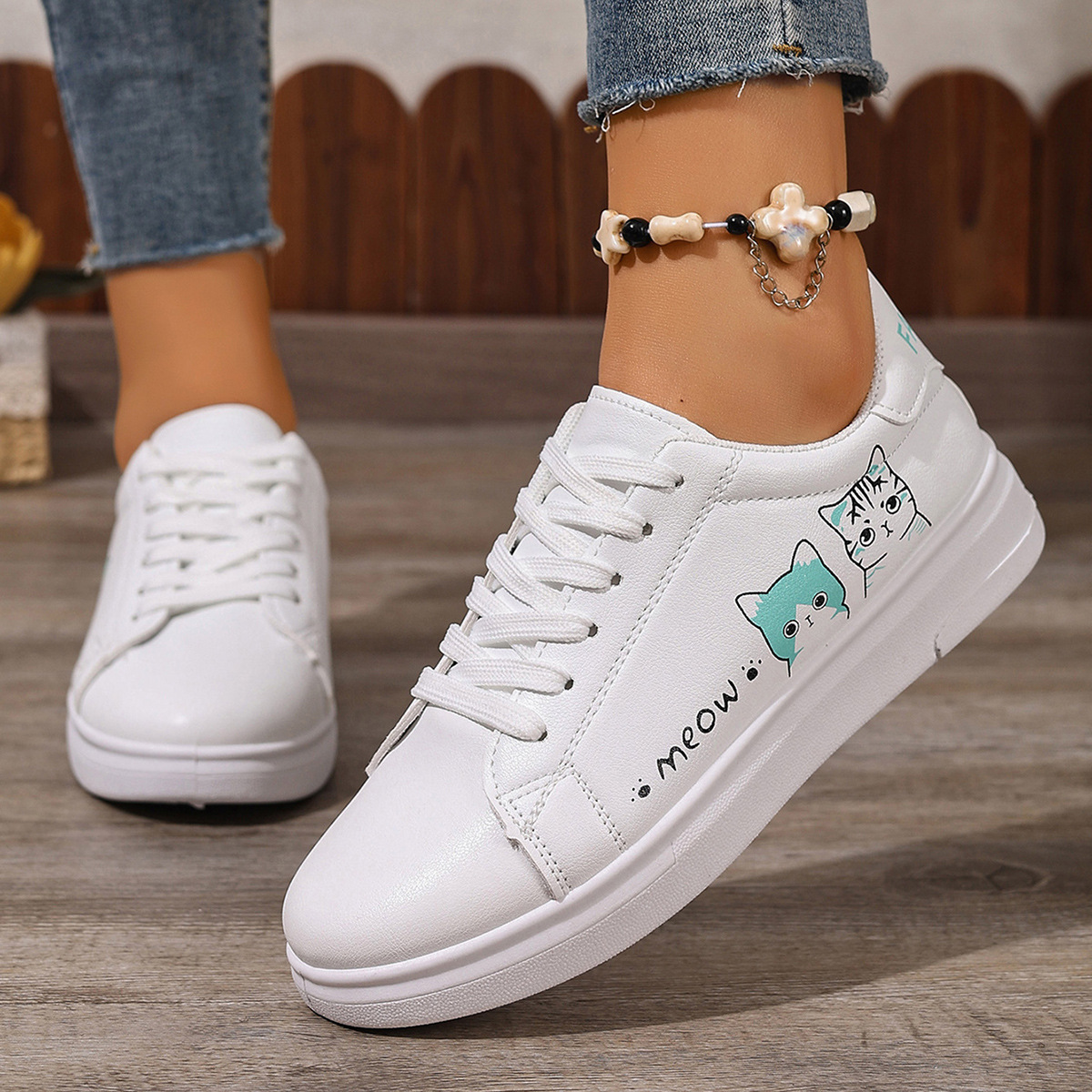 Pequeños zapatos blancos para mujeres 2025 primavera y otoño nuevo comercio exterior zapatos de plantilla estudiantes zapatos de mujer de tamaño grande zapatos deportivos casuales de cuero