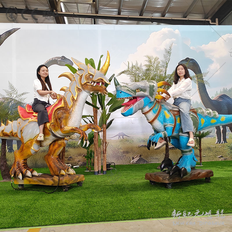 Simulación de equitación de dinosaurios equipos de atracción modelo animal productos de simulación modelo de dinosaurio de silicona escultura de exhibición de dinosaurios