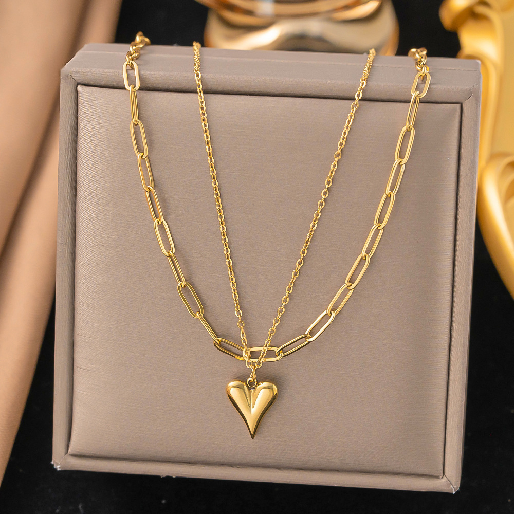 [collar de acero de titanio dorado + acero] collar de amor de nicho con cadena de clavícula avanzada en la moda de lujo ligero femenino