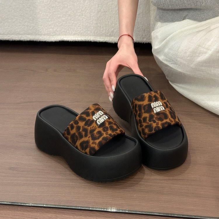 2026 verano nuevo versátil y cómodo aumento de la altura de las letras de diamante zapatillas para mujeres