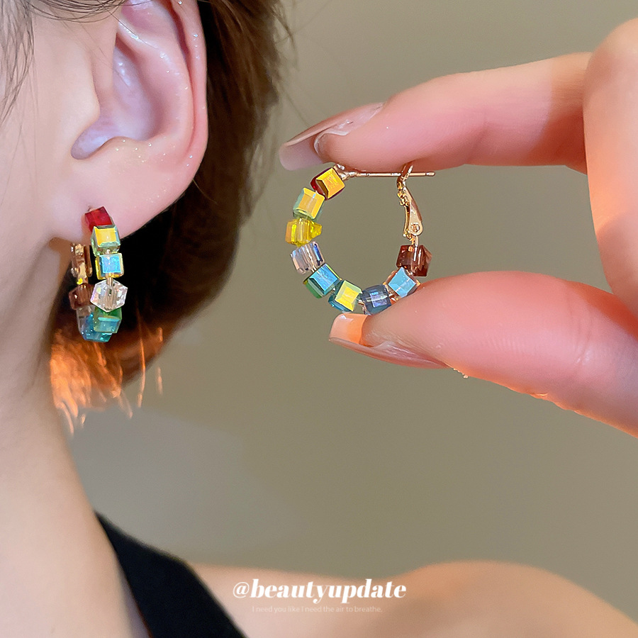 Aguja de plata Vidrio de color Pendientes redondos con cuentas Pendientes de temperamento exquisito de lujo ligero retro Pendientes de sentido avanzado de nicho para mujer