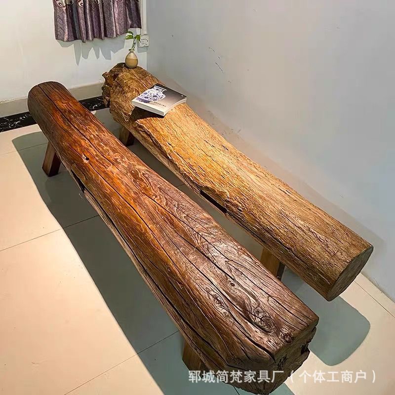 古材の長椅子、無垢材の風化した丸い木製パイルスツール、古材の長椅子、風景の良い休憩場所、靴交換用スツール|undefined