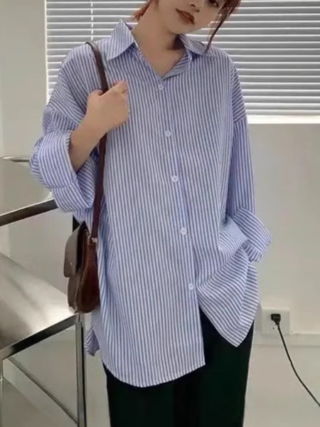 春と秋のストライプのシャツの女性の中には、日本のゆったりとした長袖のシャツを重ねて着ています。|undefined