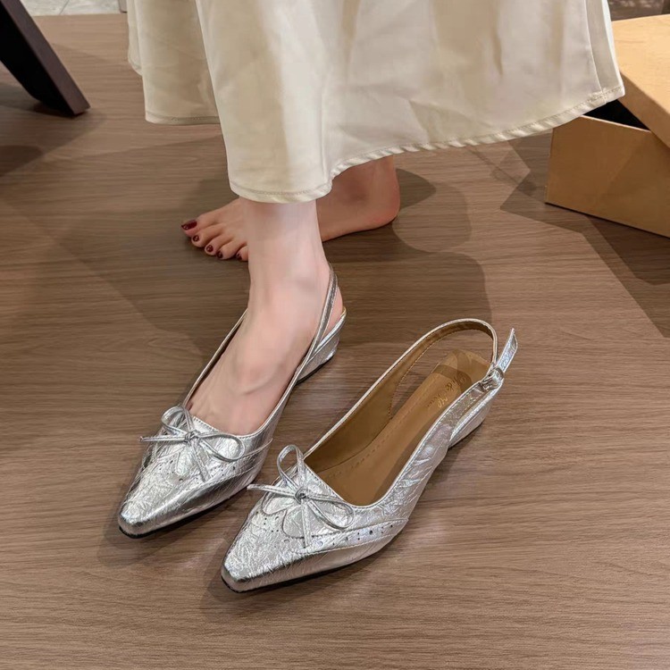 2026 nuevo estilo de verano de estilo francés de nicho, sandalias vacías traseras, arco superficial, sandalias de moda de falda versátil