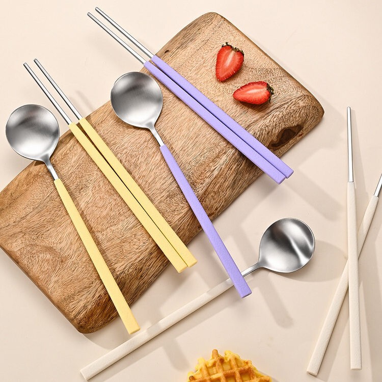 Manufacturer Korean Stainless Steel Spoon Chopsticks Food Grade Silicone Tableware Set Household Western Food Spoon and Chopsticks Set
