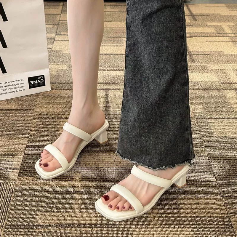 Универсальные туфли на высоком каблуке, однорядные ремешки, элегантные босоножки, римские элитные сандалии и тапочки для верхней одежды, изысканный новый стиль осени 2025 года.