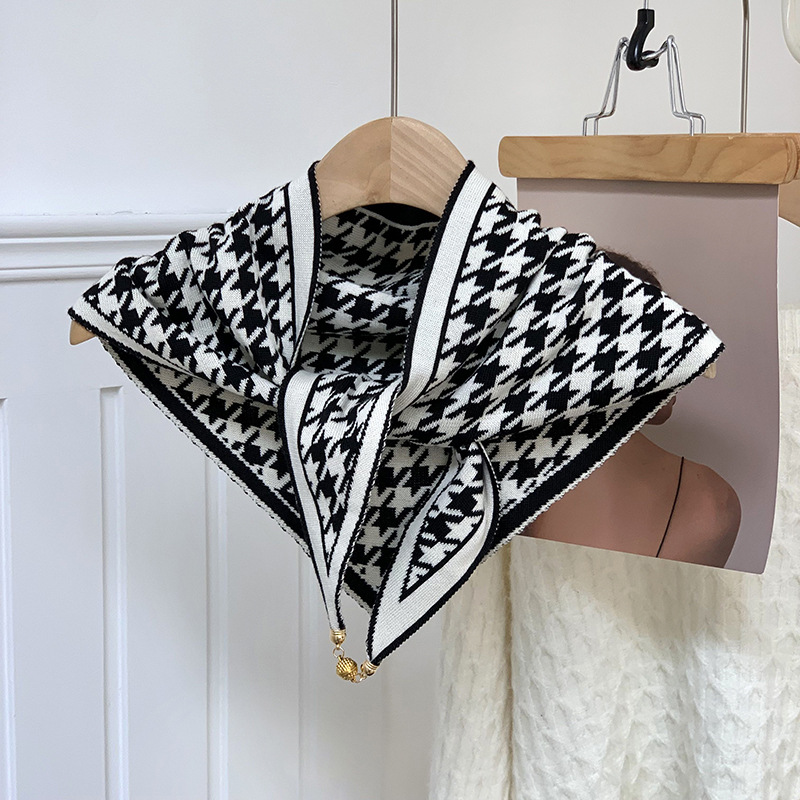 Otoño y invierno nuevo tipo de hebilla de succión de mil pájaros tejidos de doble cara toalla triangular para mujeres pequeñas bolas de oro de alto nivel de protección de cuello buñuelo