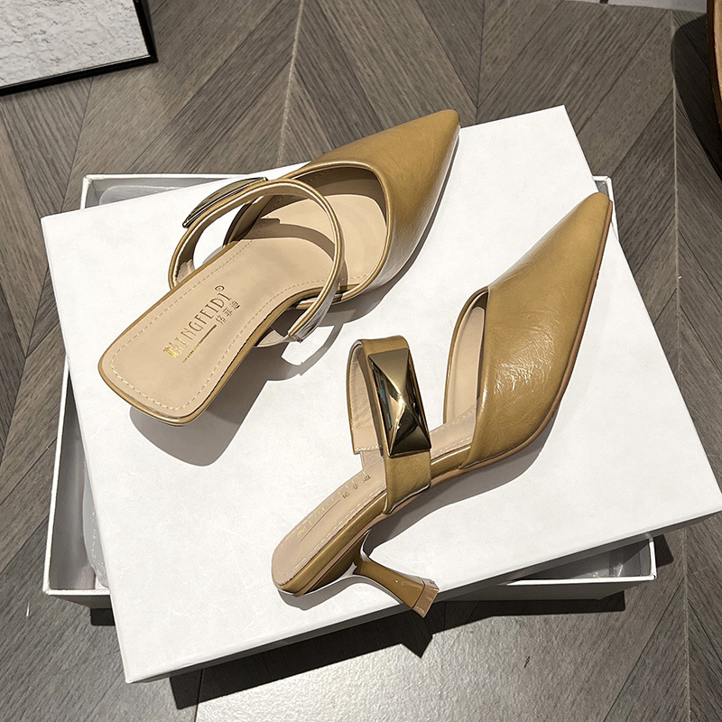 2026 nuevo tipo de verano con botón de tacones delgados zapatillas de tacones altos de punta de mujer zapatillas de cabeza de paquete de mitad de tamaño universal