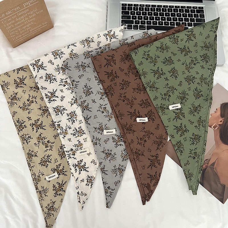 Flores trituradas bufandas de triángulo mujeres otoño invierno decoración universal bufandas de seda bufandas al por mayor en el sistema de bosques pequeños frescos