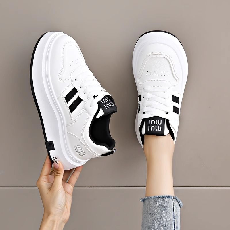 Pequeño bizcocho de suela gruesa antideslizante aumento pequeño zapatos blancos mujer 2025 primavera nuevo estilo delgado con pantalones anchos casual todo-fósforo