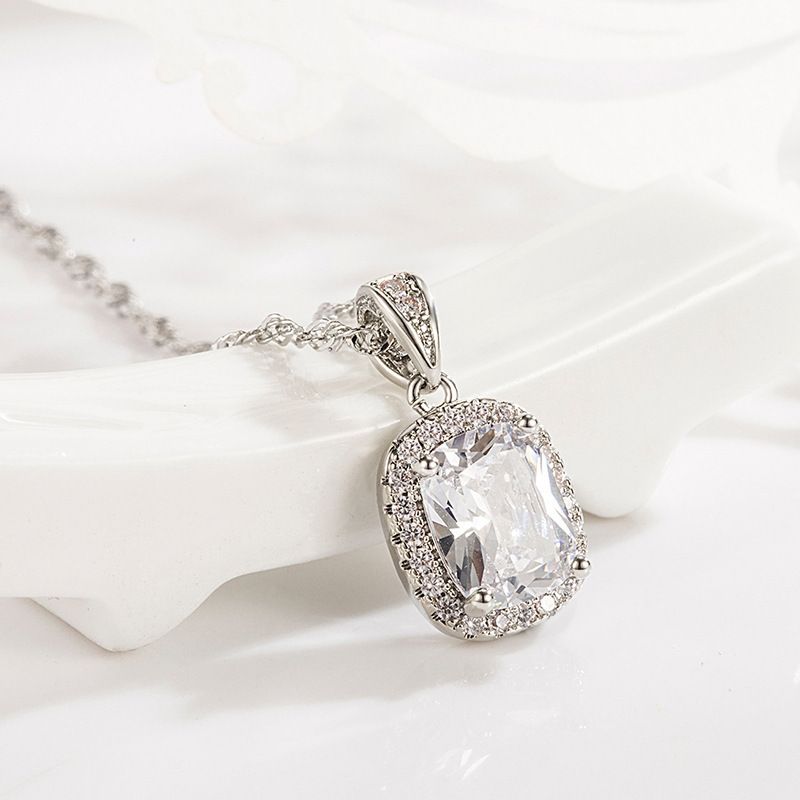 Collier X98 avec diamant blanc carré [et chaîne maille ondulée]