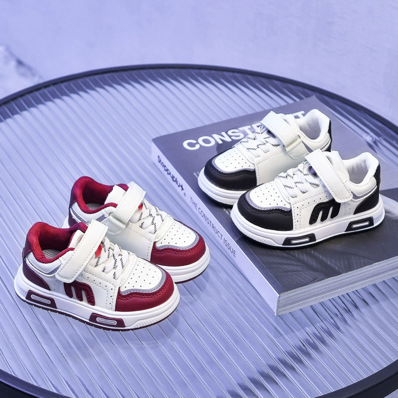 Оптовые детские кроссовки весенние для мальчиков с мягкой подошвой, повседневная обувь 2025, новые универсальные кожаные кроссовки для девочек и детей