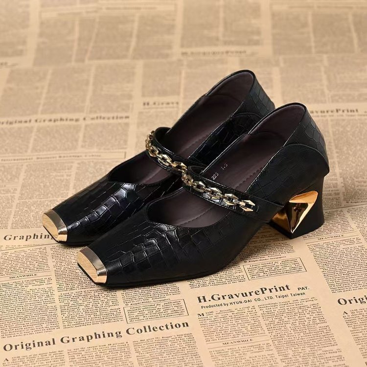 Zapatos de talón único transfronterizos superficiales de primavera y otoño nuevos zapatos de cuero suave de cadena metálica de un pedazo de talón medio de verano