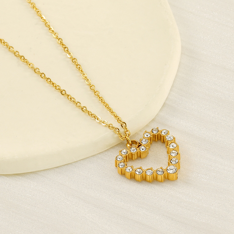 Nuevo collar de amor de acero inoxidable de lujo ligero europeo y americano, moda universal, colgante de oro en forma de corazón, cadena de clavícula para mujeres