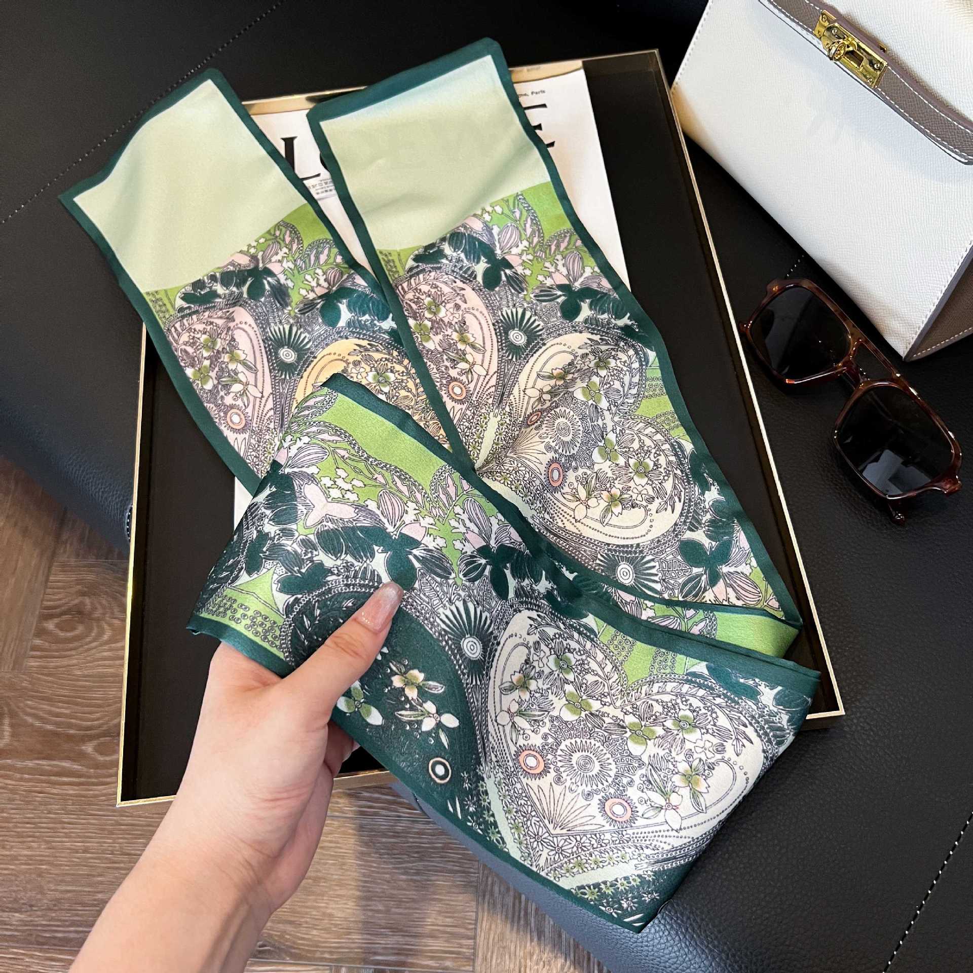 Nueva bufanda de seda pequeña banda larga estrecha para el cabello mujer estilo primavera y otoño moda madre bufanda estilo verano estilo fino serpentina bufanda al por mayor