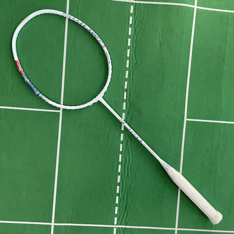 Физический магазин специализируется на оригинальных ракетках для бадминтона, полностью карбоновых, ультралегких, 4U, одиночных, атакующих, типа «маленькая стальная пушка», для начинающих, T700.