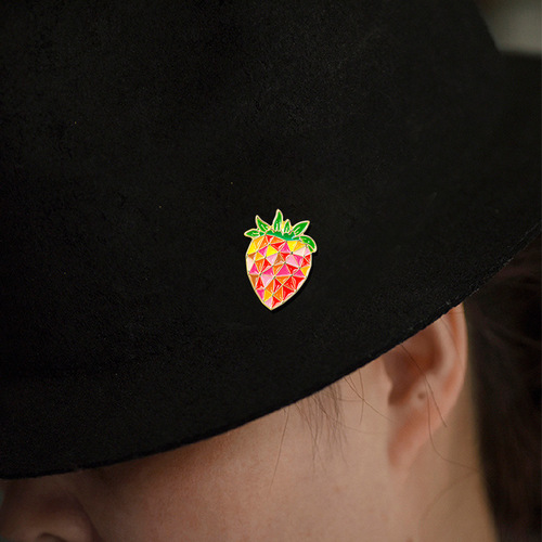 Sweet Strawberry Creative Brooch Original Fruit Badge Bag Hat Ornament Badge Accessory Corsage Collar Pin Trendy