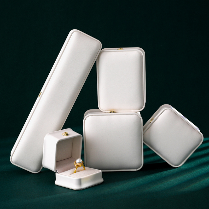Caja de joyería al por mayor en stock Corona hebilla caja de joyería de alta gama caja de collar de joyería caja de almacenamiento caja de pulsera de anillo