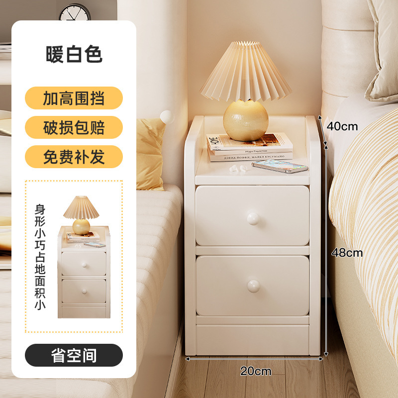 El estante de la cabecera es extremadamente estrecho, el gabinete de almacenamiento con grietas de estilo crema francés, la esquina de la puerta, el espacio trasero, el gabinete delgado, el gabinete de almacenamiento de piso