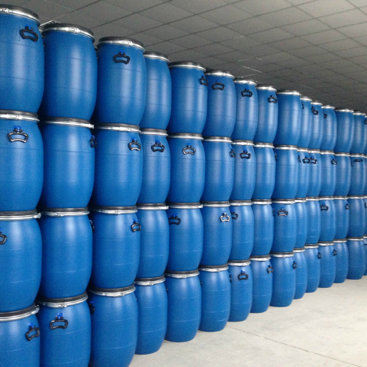 英墩塑料桶60L法兰桶化工桶水桶60KG拎攀桶大口桶抱箍桶耐用圆桶