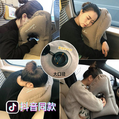 旅行の飛行機は空気を入れて枕を抱きます。