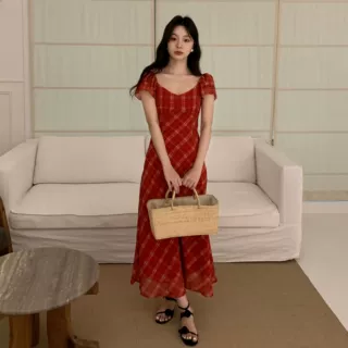 诠释美 NEWOPEN 25夏法式茶歇气质绝美红格方领收腰连衣裙女S5807