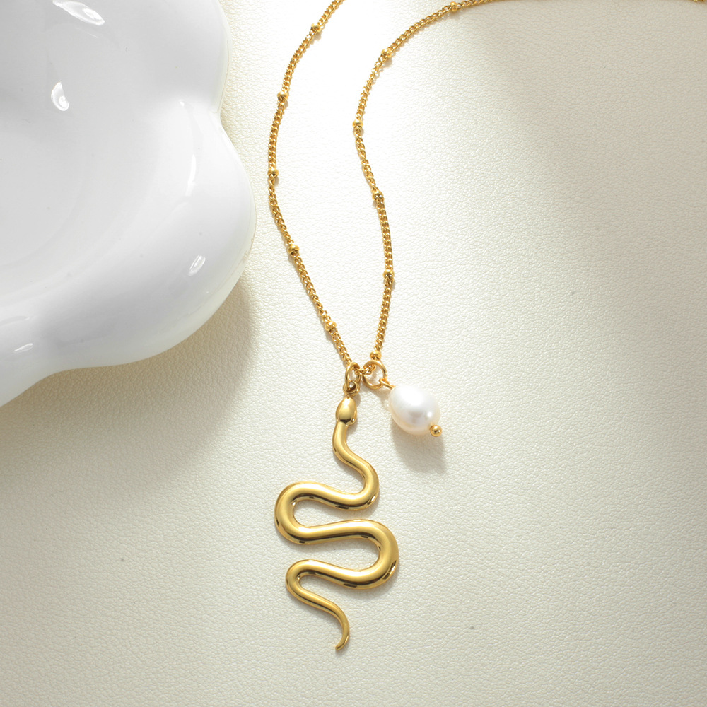 Großhandel Schmuck Frau Mond Herzform Schlange Edelstahl 304 Überzug Halskette Mit Anhänger Kabelkette display picture 5