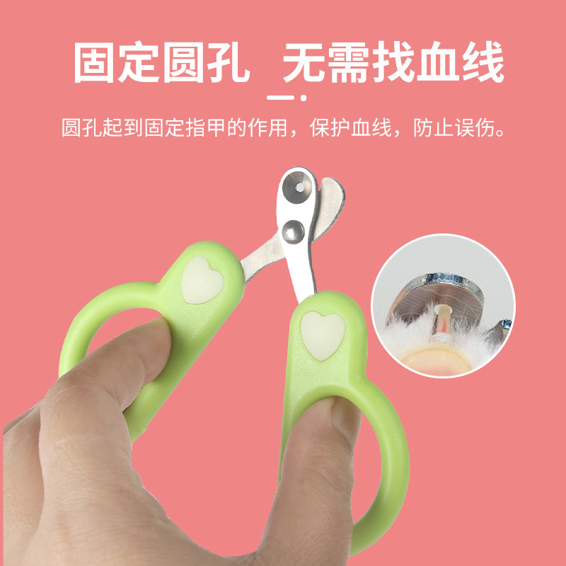 小盲は猫の爪を切って新米の質の優れているペットを切って猫の爪をつかまないで丸い穴の子供の猫の爪を切って血の糸を切ります。|undefined
