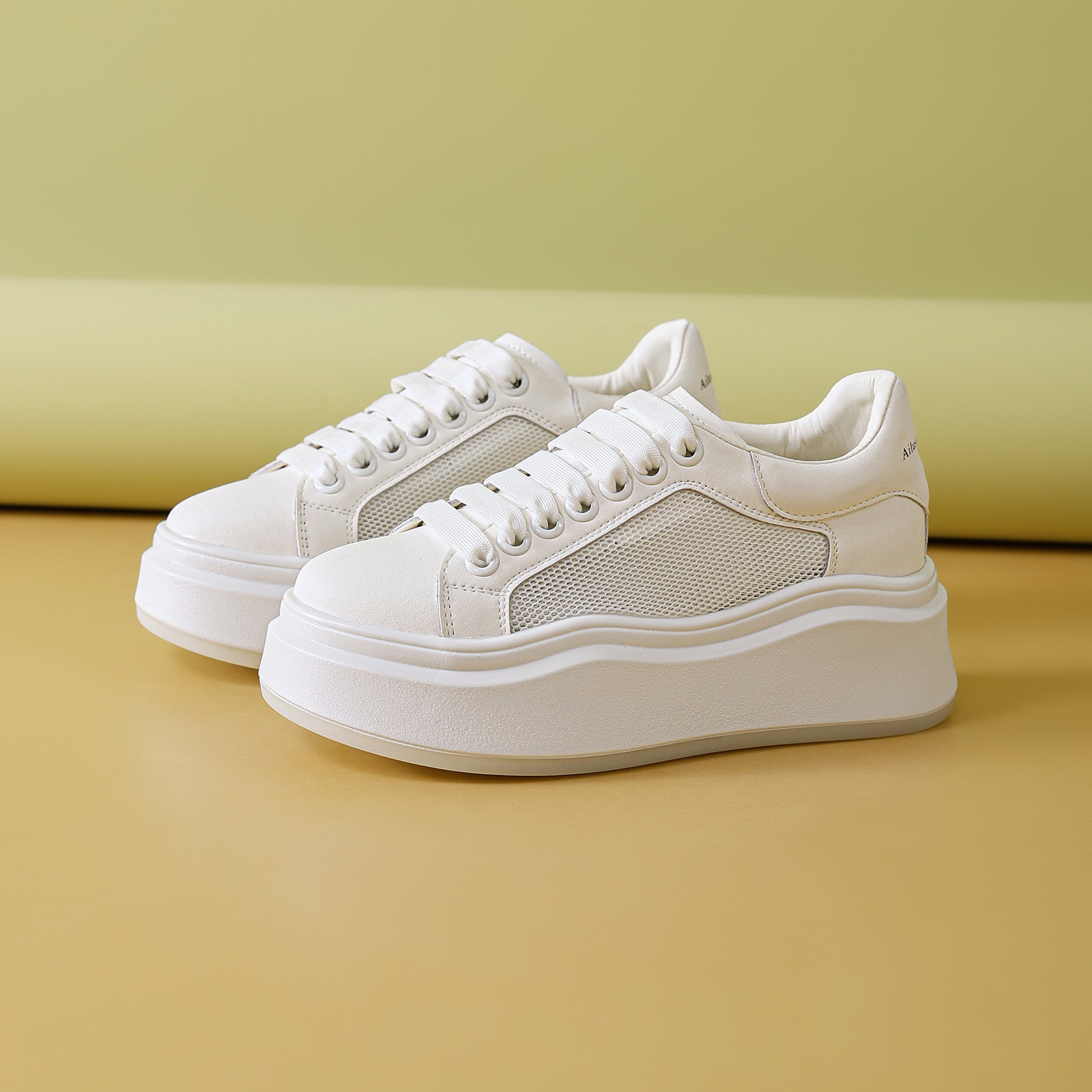 화이트 메쉬 플랫 힐