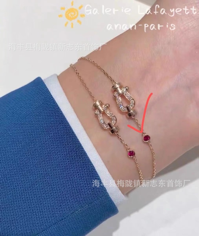 F ホースシューブレスレットハイバージョン厚いメッキ 18 k ゴールド小さなダイヤモンドフルダイヤモンドホースシューバックルハンドジュエリー女性のための卸売|undefined