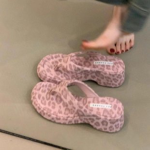 Versión de piel de oveja ~ Sandalias de leopardo rosa de nicho Sandalias y pantuflas de cuña de fondo suave para mujer Zapatos romanos de suela gruesa
