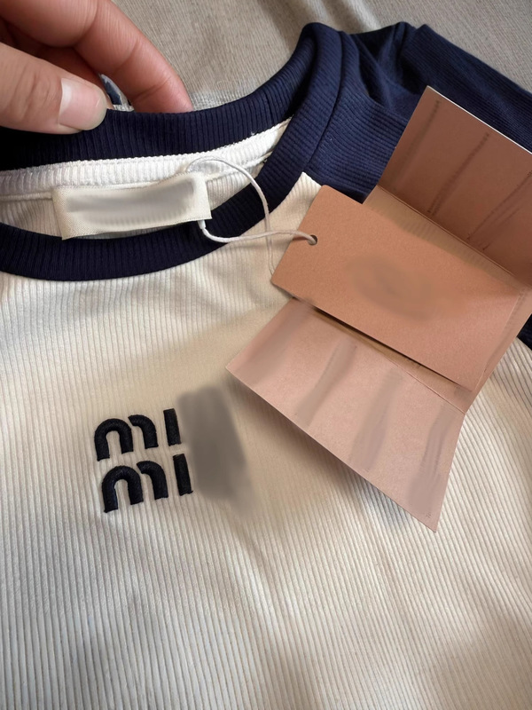 南油高定25秋冬新款 miu字母刺绣高弹力螺纹针织圆领撞色打底衫女|undefined