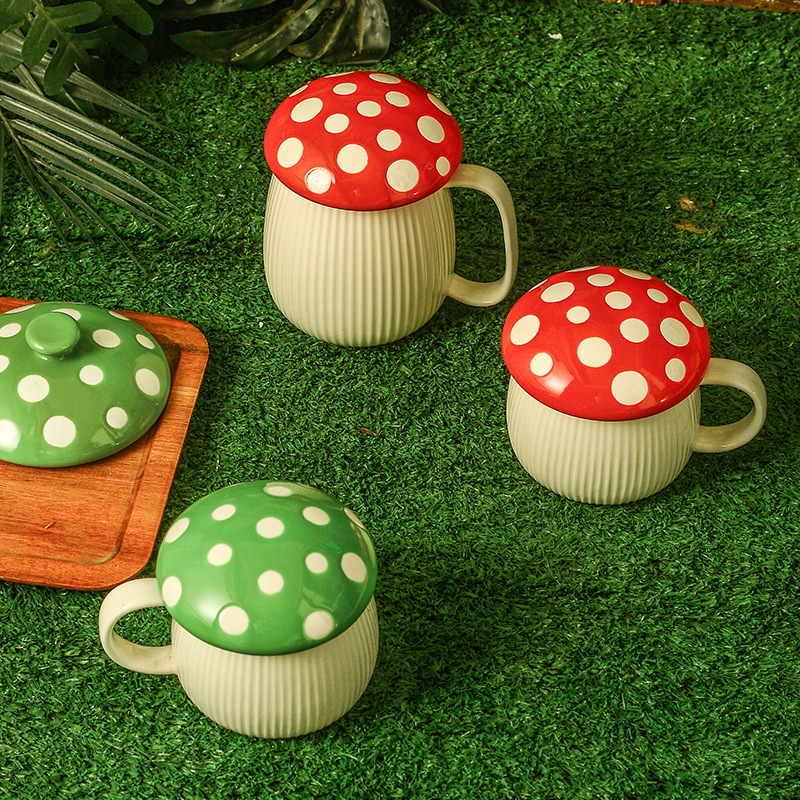 Corazón de una niña taza de hongos rojos cubierta encantadora cubierta de cubierta esmalte de color puede microondas taza de cerámica de alto valor para el hogar