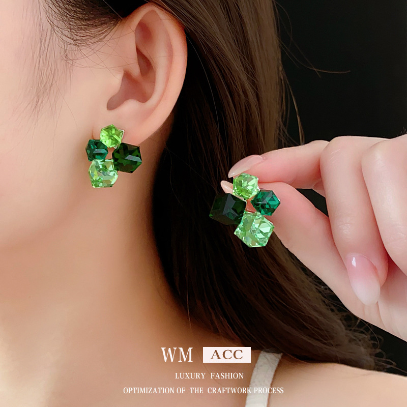 Aguja de plata verde cuadrado pendientes de cristal de estilo estilo universal lujo ligero alta sensación auriculares fábrica de mujeres al por mayor