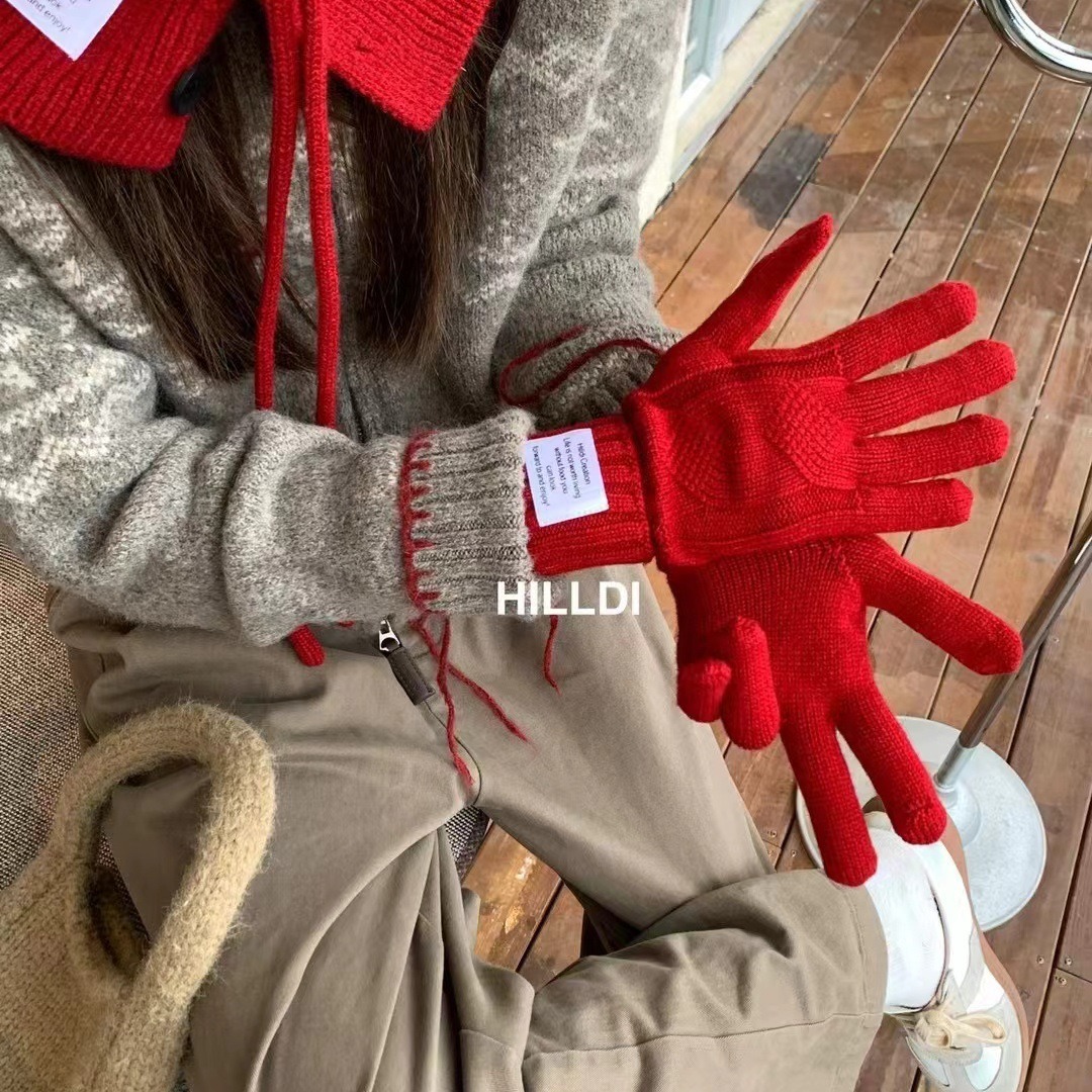 Knitted gloves