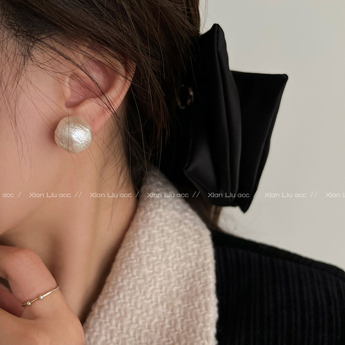 Retro Hepburn-style cotton and large pearl earrings for women, exuding elegance, suitable for influencers, French lightweight luxury high-end earrings.