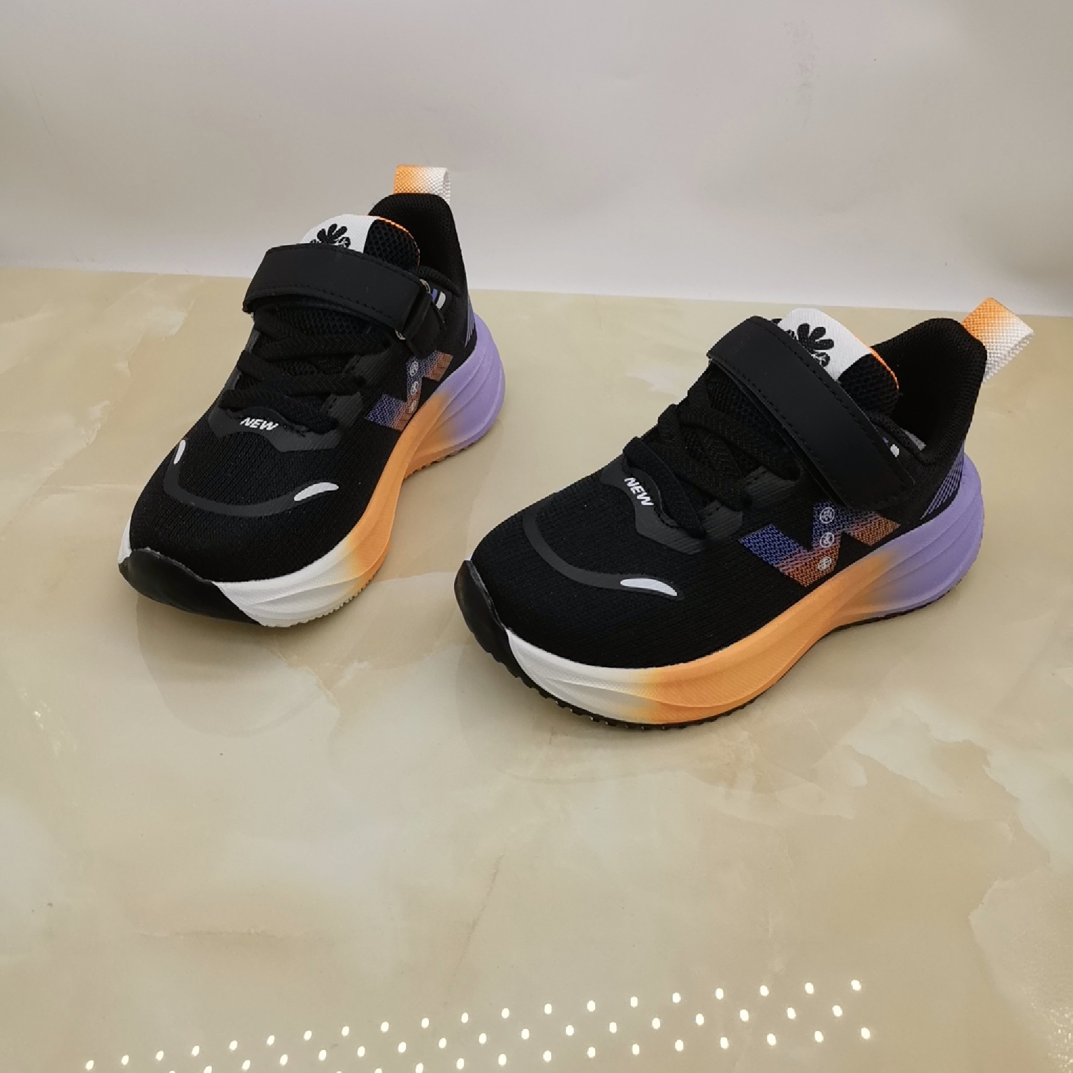 Zapatos deportivos para niños 2025 otoño nuevo botón giratorio ventilado para niños zapatos de carreras chicas zapatos de baloncesto de moda versátiles