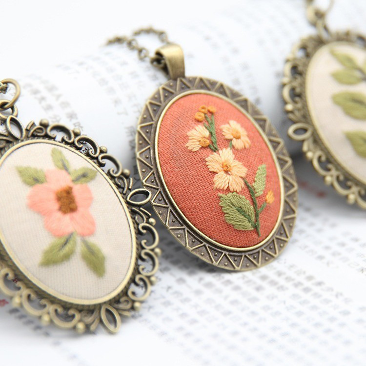 Fábrica hecha a mano DIY tejido suéter cadena novato europeo bordado flor y hierba material paquete aguja hilo Lu bordado COLLAR COLGANTE